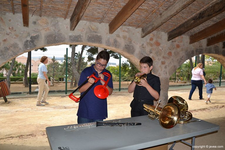 Los jovenes practican con distintos instrumentos