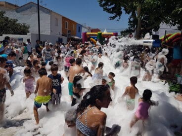 Los niños disfrtutan en la fiesta de la espuma