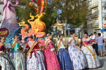 Los quintos de 2017 junto a la hoguera central