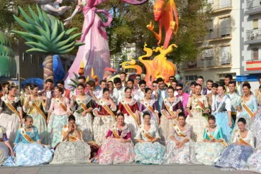 Los quintos de 2017 junto a la hoguera central