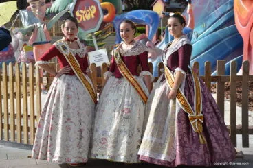 Los quintos de 2017 junto a la hoguera central