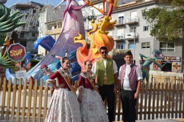 Los quintos de 2017 junto a la hoguera central