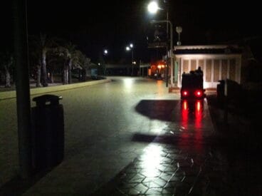 Máquina de limpieza en el paseo del Arenal