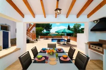 Piscina y terraza privada de Villa Bernia Aguila Rent a Villa