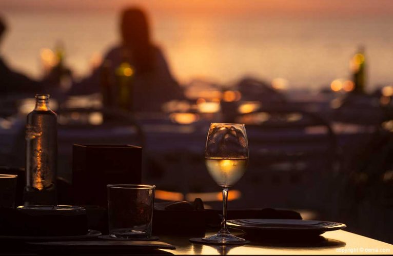 Puesta de sol en mesa exterior Restaurant Noguera