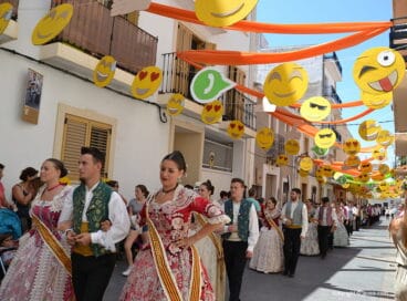 Quintos de 2017 visitan calles engalanadas