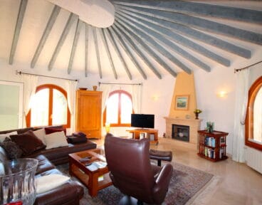 Sala de estar con chimenea Villadom Spain