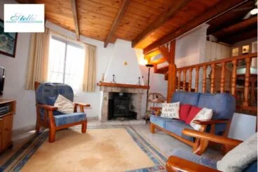 salon con chimenea de stella inmo consulting