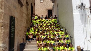 Adrián Ortolá con los niños del Campus