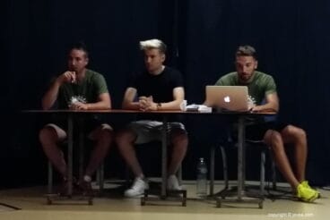 Adrián Ortolá contestando a los niños