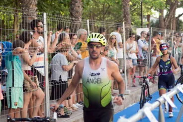 Ángel con su bicicleta