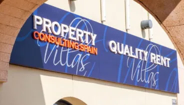 Cartel con logotipo fachada – Quality Rent a Villa