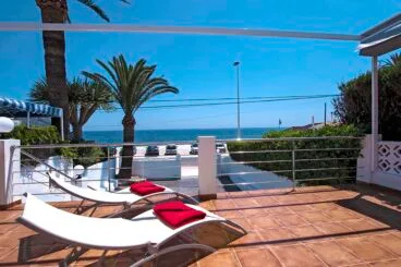 Casa con terraza en primera línea del mar de Quality Rent a Villa