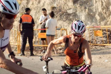 Cristina Rosello cogiendo su cabra