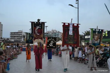 Desfile de Moros y cristianos en el Arenal