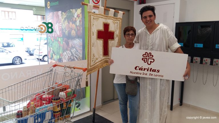 Donación de alimentos a Cáritas en las fiestas de Moros y Cristianos