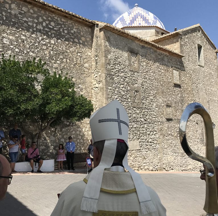El obispo auxiliar de Valencia bendice la cúpula