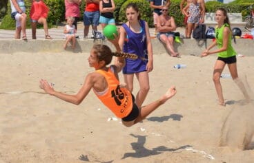 Jugadora infantil del Club Handbol Xàbia lanzando a portería
