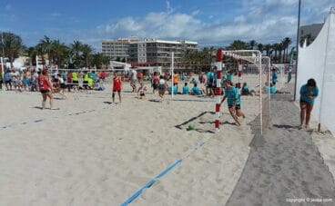 La portera sacando de portería