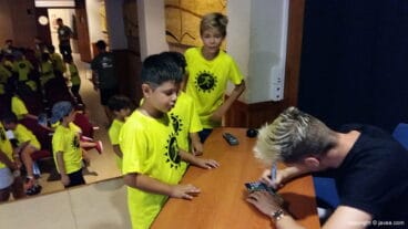 Niños pidiendo autógrafos a Adrián Ortolá