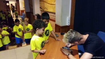 Ortola firmando autógráfos