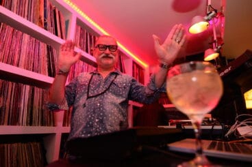 Paquitus con parte de su colección de vinilos en La Llum