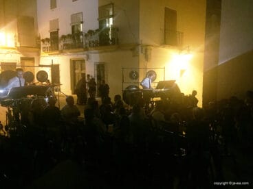 Percusionistas entre el público