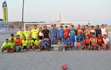 Podio del II Torneo CSBas de Fútbol Playa
