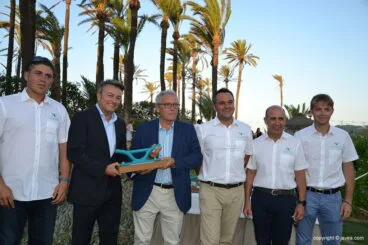 Responsables de la obra del Canal obsequian al alcalde
