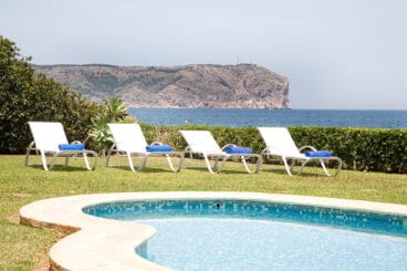 Terraza de la vivienda a primera línea del mar de Jávea en de Quality Rent a Villa