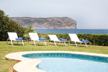Terraza de la vivienda a primera línea del mar de Jávea en de Quality Rent a Villa