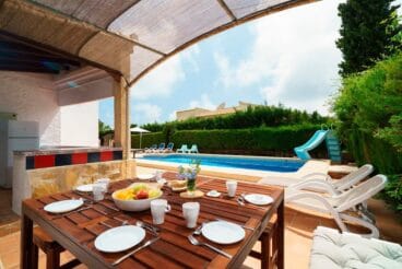 Terraza y cocina exterior Aguila Rent a Villa