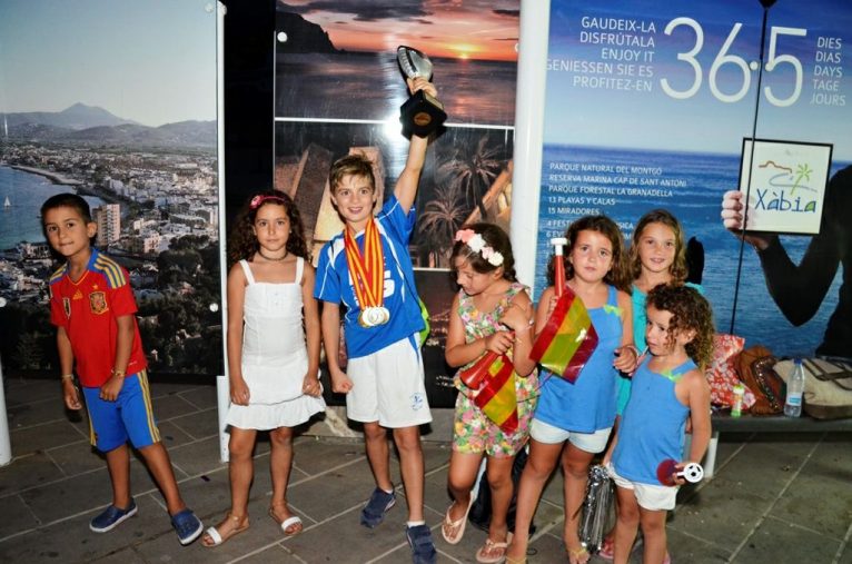 Toni Sart flamante campeón de España luciendo su trofeo y medallas