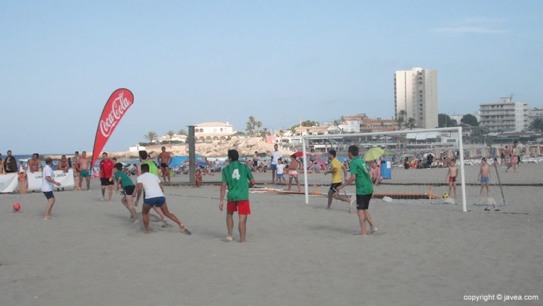 Uno de los partidos de fútbol playa disputado en Xàbia