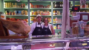 Vendedores del Mercat participan en la actuación de percusión