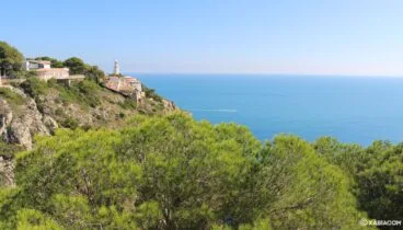 Vistas desde Les Pesqueres hacia el norte: se ve el faro del Cabo de la Nao