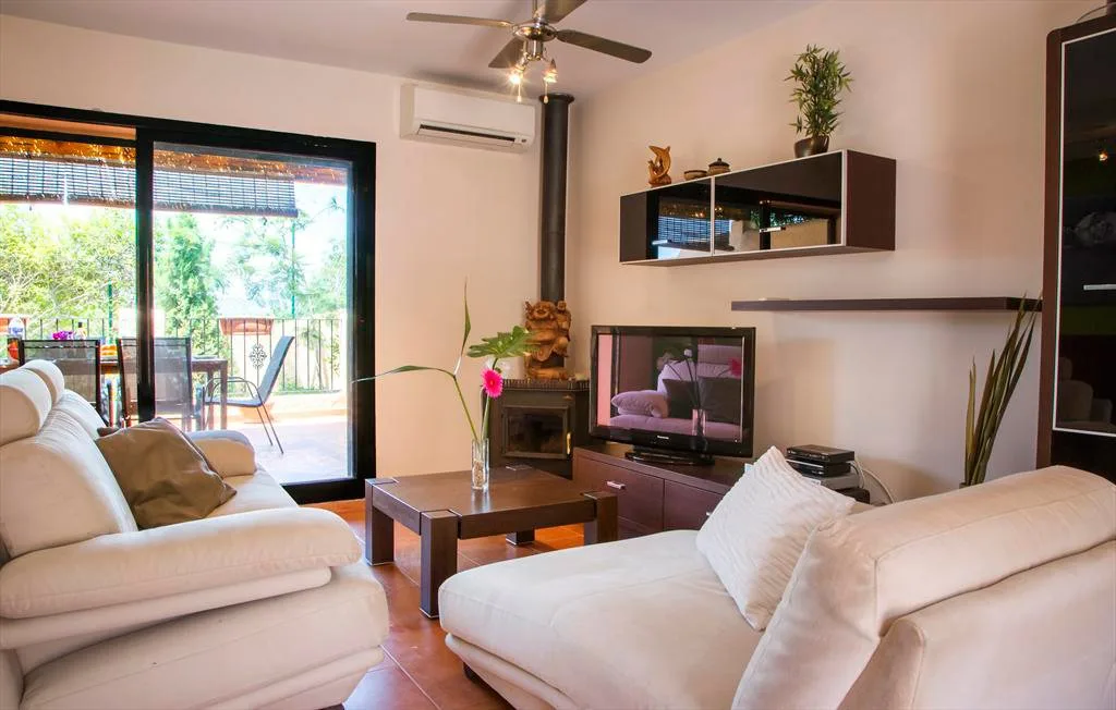 Acogedor comedor con chimenea Aguila Rent a Villa