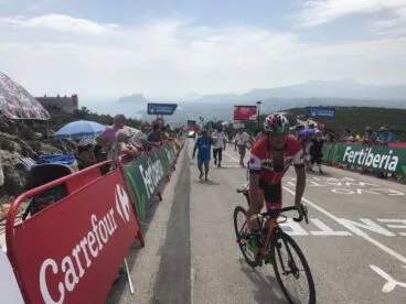 Aficionados accediendo a la meta en bicicleta