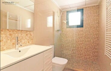 Aseo con ducha MORAGUESPONS Mediterranean Houses