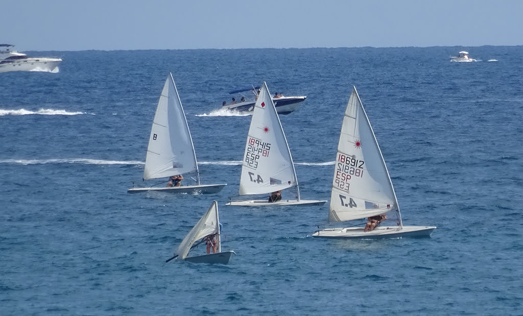Barcos de Vela Ligera en el Trofeo Rodolfo Tomás