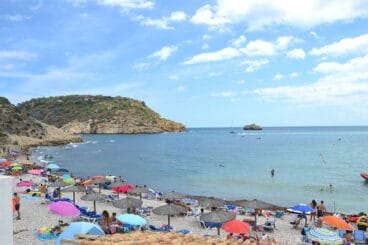 Cala de la Barraca recuperada de los pequeños destrozos del temporal