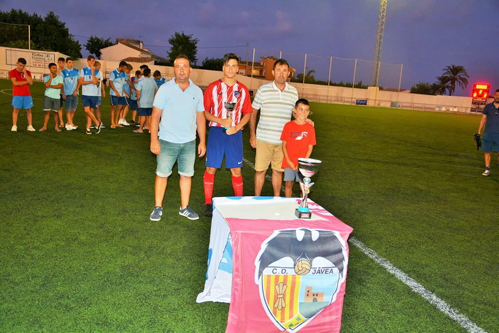 Capitán del At Madrid posando con el trofeo