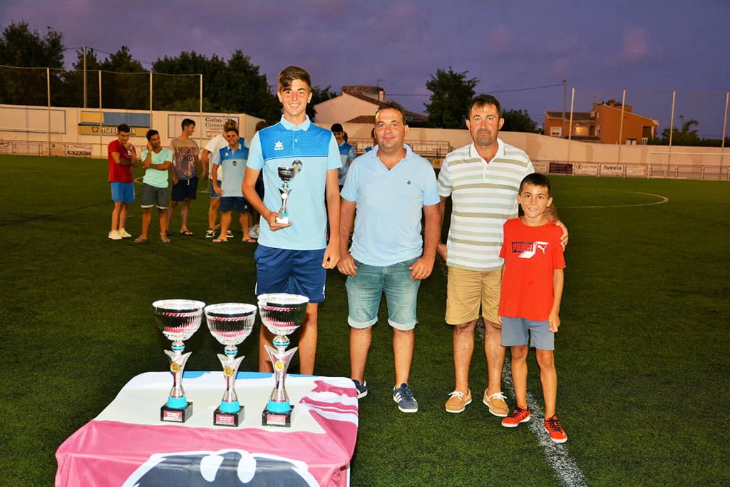 Capitán del CD Jávea con su trofeo
