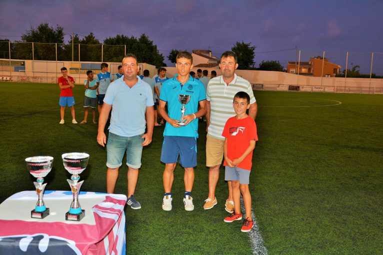 Capitán del Villarreal CF con su trofeo