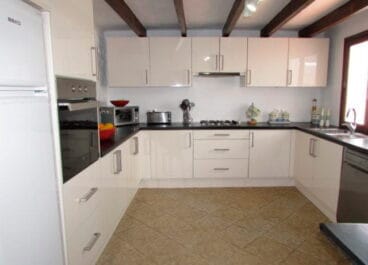Cocina amplia y moderna Property Finder Spain