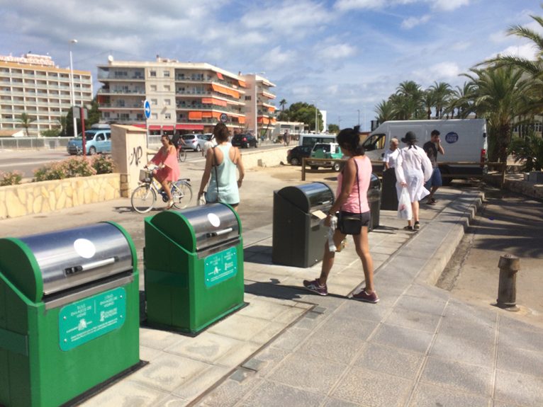 Contenedores de basura en el Arenal