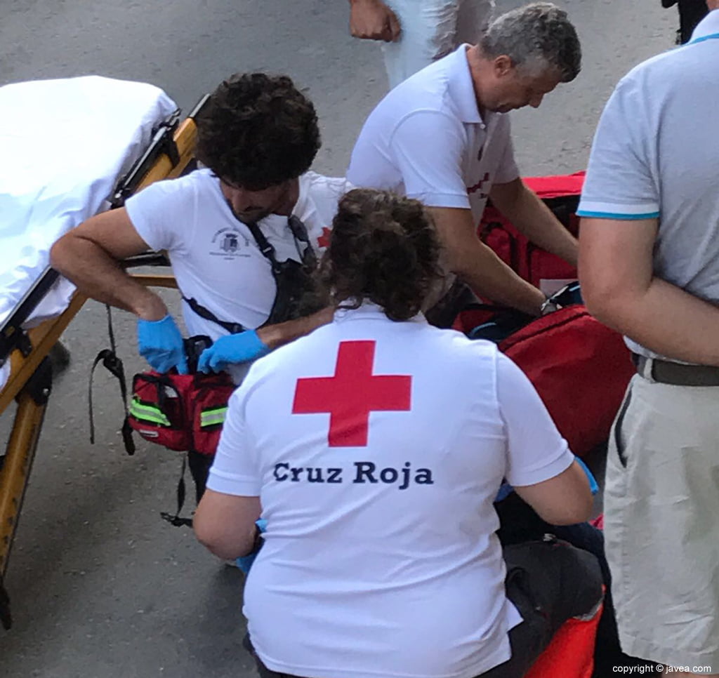 Cruz Roja Jávea atendiendo a un paciente