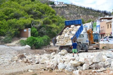 Decenas de camiones acuden a la Granadella para depositar la piedra