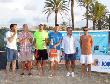 Derek Petken y Riki Bertó con su trofeo