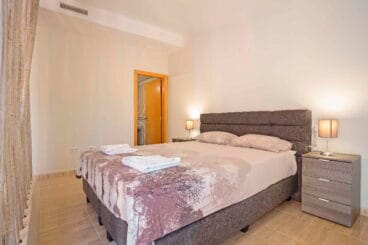 Dormitorio con cama doble MMC Property Services